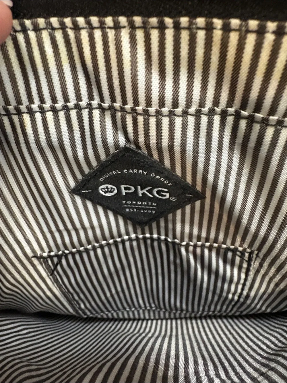 PKG Toronto Canada city laptop messenger bag in grey - EUC